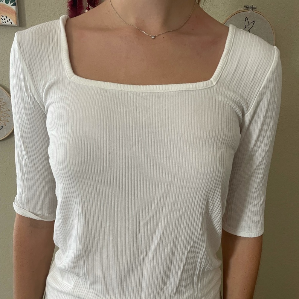 American white quarter sleeve ribbed top.